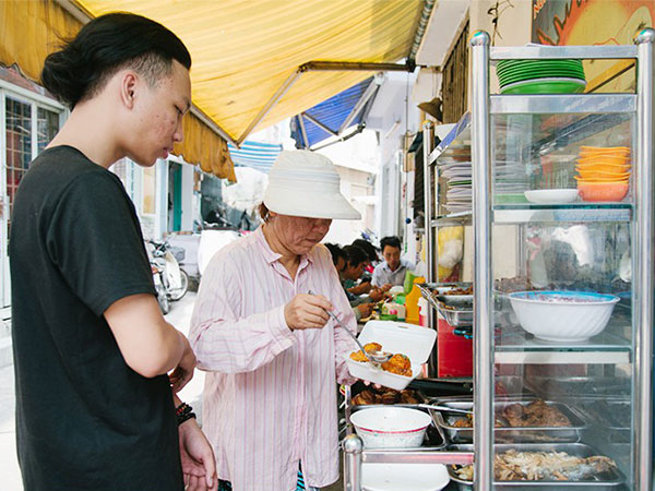 Cô bán cơm dễ thương hết sức ở Sài Gòn: '10 ngàn cũng bán, khách nhiêu tiền cũng có cơm ăn'