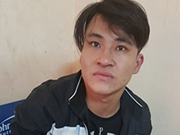 Đặc nhiệm Sài Gòn đá văng tên cướp vào lề đường