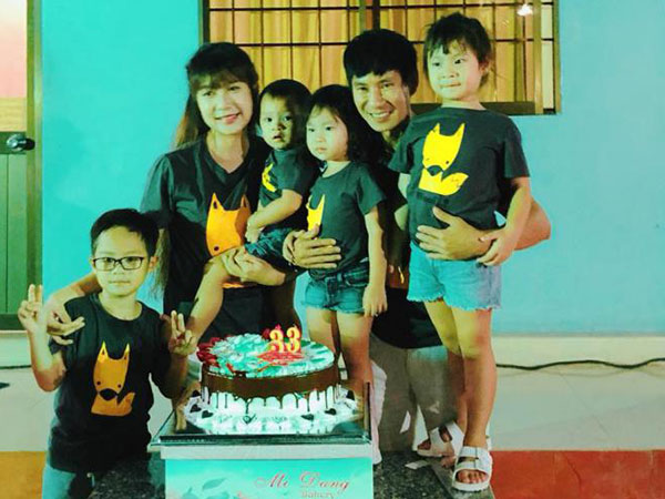 Lý Hải cùng 4 đứa con tổ chức sinh nhật vui tưng bừng cho bà xã Minh Hà