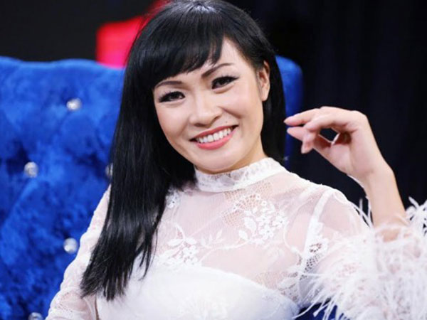 Phương Thanh gặp rắc rối khi chụp ảnh chung với người hâm mộ đang bị bắt cóc