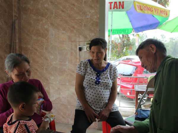 Tâm sự của người mẹ có con trai bị cha dượng bạo hành: 'Nhìn các vết bầm tím trên mặt con mà xót xa đến quặn lòng'
