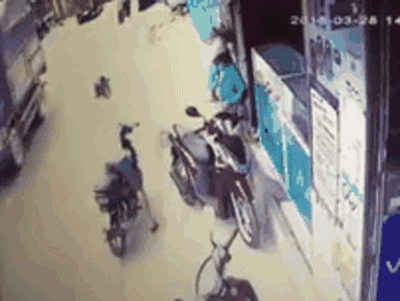 Video: Cô gái bị người đàn ông dí vật lạ vào cổ, uy hiếp cướp điện thoại giữa ban ngày
