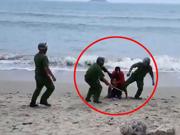 Video: Nghẹt thở giải cứu thanh niên ngáo đá cầm dao đòi tự sát