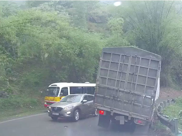 Video: Xe con vượt ẩu tạt đầu xe bus, dồn ép xe tải ra tận mép vực ở Lào Cai
