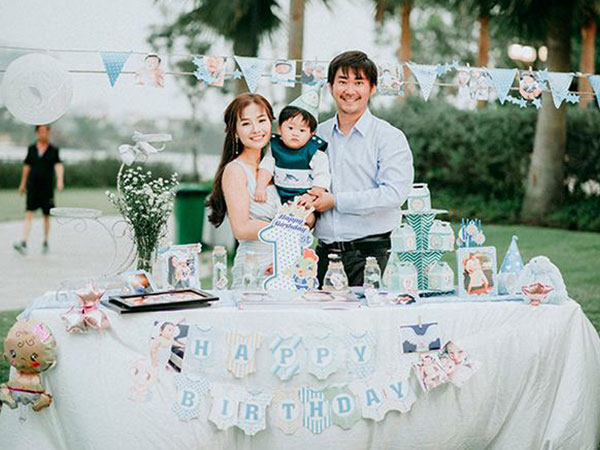 Con trai Khánh Hiền 'Tôi thấy hoa vàng trên cỏ xanh' cười hết nấc trong tiệc thôi nôi ngoài trời