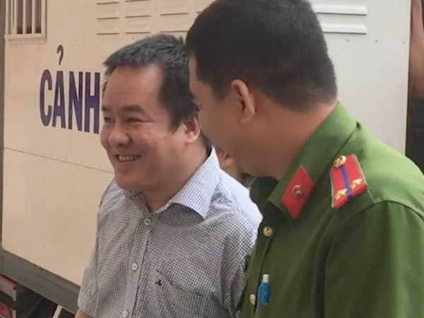 'Đại gia' thủy sản Tòng Thiên Mã bị cáo buộc lừa đảo 147 tỷ cười tươi khi ra tòa