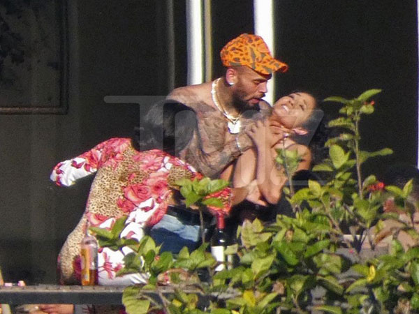 Sau scandal đánh đập Rihanna, Chris Brown lại gây sốc với cảnh bóp cổ phụ nữ