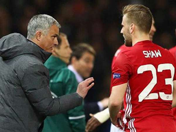 Shaw cãi nhau tay đôi với Mourinho trong phòng thay đồ M.U