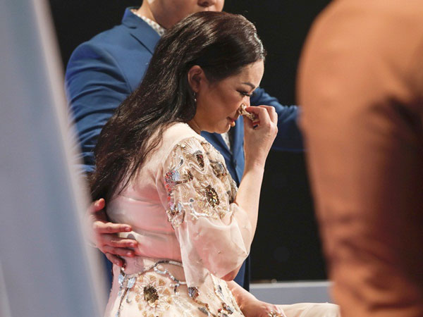 Thần tượng Bolero: 'Hoa hậu Bolero' Như Quỳnh bật khóc nức nở khi phải tự mình loại học trò