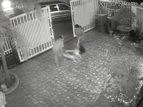 Video: Bé gái 9 tuổi bị bố mẹ đánh, kéo lê trên đường vì cho rằng con bị ma nhập