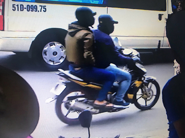 Camera an ninh nhận dạng 2 kẻ nghi dùng súng cướp ngân hàng ở TPHCM