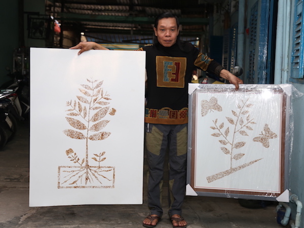 'Dị nhân' bắn sữa bằng mắt trổ tài vẽ tranh bằng mắt