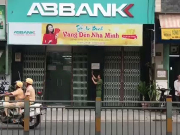 Hai thanh niên cướp ngân hàng bất thành ở Sài Gòn