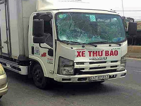 Vợ chồng già bị xe thư báo tông tử vong