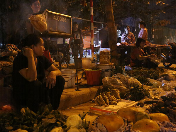 Cháy chợ Quang: Phía trong tan hoang, người dân đổ ra đường họp chợ