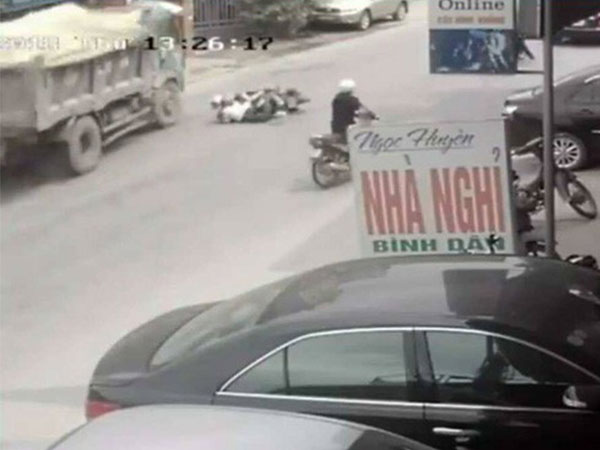 Chủ xe lên tiếng về cú bẻ lái cứu mạng 2 nữ sinh: 'Tài xế xử lý quá kém'