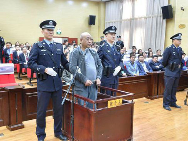 Hành trình truy lùng kẻ giết hàng loạt phụ nữ mặc đồ đỏ