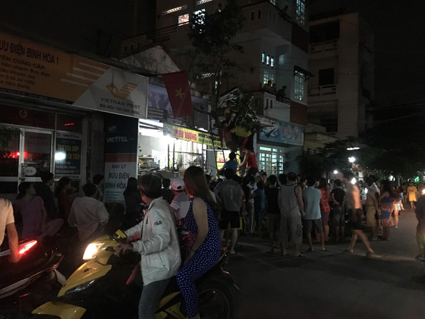 Người đàn ông cầm dao trèo lên cây cố thủ hơn 3 giờ, cả khu phố náo loạn