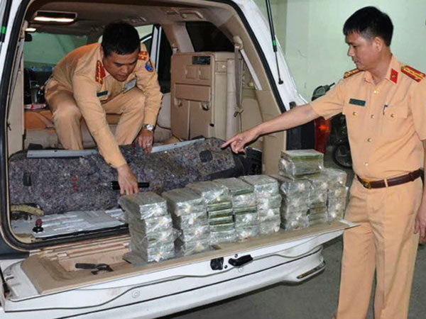 Video: 3 khoang kín chứa 100 bánh heroin trong chiếc ôtô biển số Lào