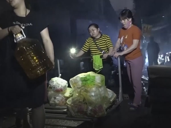 Video: Tiểu thương chợ Quang dò dẫm tìm đồ sót sau vụ cháy