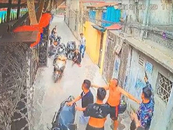 Côn đồ đất Cảng vác súng xông vào ngõ bắn người phụ nữ
