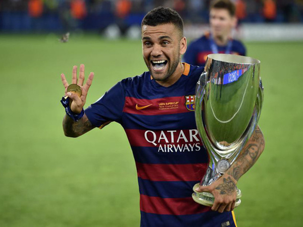 Cựu sao Barca trở thành cầu thủ thành công nhất lịch sử túc cầu