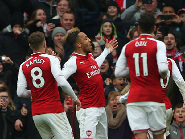 Ghi ba bàn trong 15 phút cuối, Arsenal đại thắng Stoke