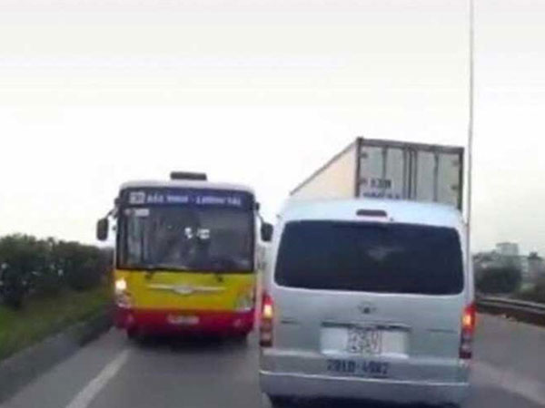 Tước bằng lái tài xế xe buýt đi ngược chiều trên QL