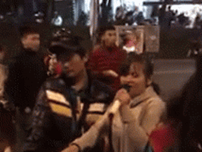 Video: Cô gái hát rong sở hữu giọng ca khiến ai nghe cũng 'nổi da gà'