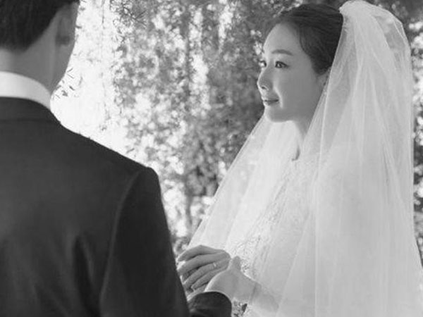 Báo Hàn đưa tin 'người đẹp khóc' Choi Ji Woo cưới chồng kém 13 tuổi