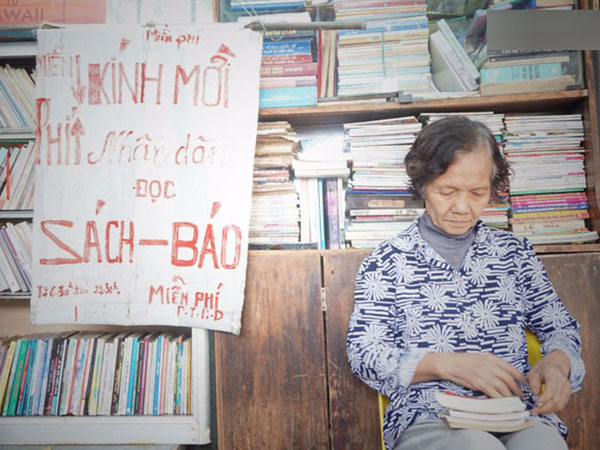 Cụ bà 73 tuổi trích lương hưu làm quầy sách báo miễn phí giữa Hà Nội: 'Từ lúc mở đến nay, ngày nào cũng nhận được quà'