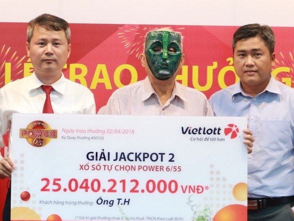 Cụ ông 84 tuổi nhận jackpot 'khủng' của Vietlott