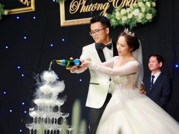 Đám cưới ‘ngọt như mía lùi’ của MC Chúng tôi là chiến sĩ và bà xã kém 5 tuổi