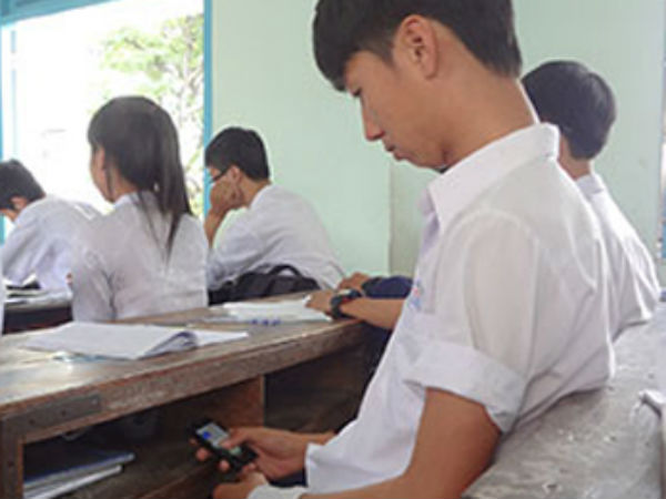 Hà Nội sẽ quy định về sử dụng Facebook, điện thoại trong giờ học