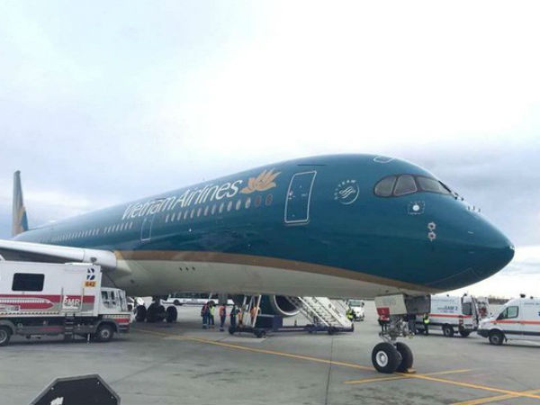Máy bay Vietnam Airlines hạ cánh khẩn ở Romania cấp cứu khách