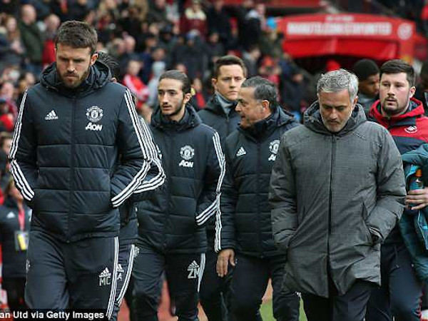 Mourinho bất ngờ đưa con trai lên ban huấn luyện MU