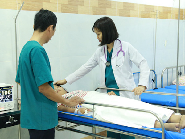 Suýt chết khi vừa ăn đùi gà vừa xem ti vi