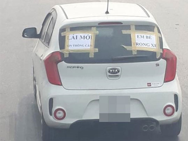 Tấm biển thông báo dán sau ô tô khiến người đi đường phải né tránh