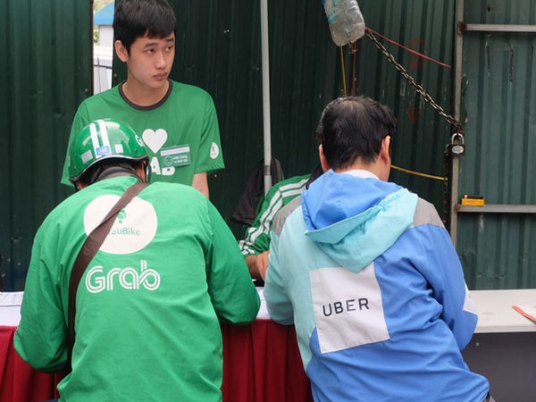 Trụ sở Grab tấp nập tài xế Uber "chuyển khẩu", văn phòng Uber vắng như chùa bà Đanh