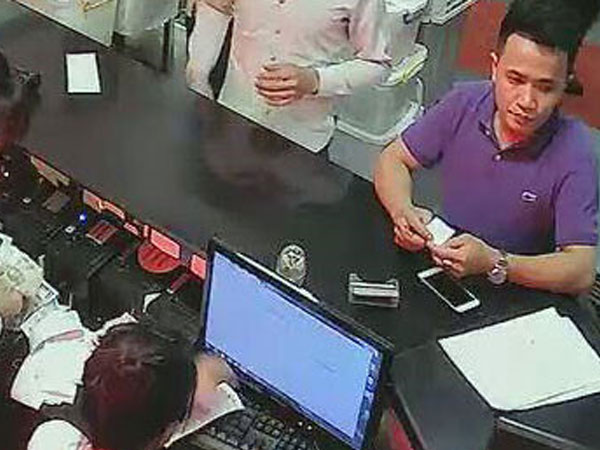Video: Camera ghi hình thanh niên 'nẫng' iPhone của khách để quên