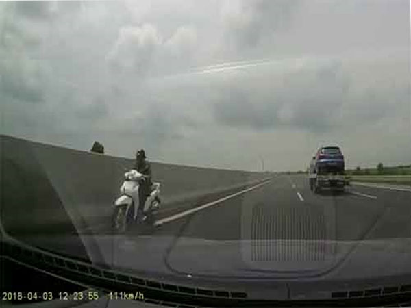 Video: Tá hỏa xe máy đi ngược chiều trong làn 120km/h cao tốc Hà Nội-Hải Phòng