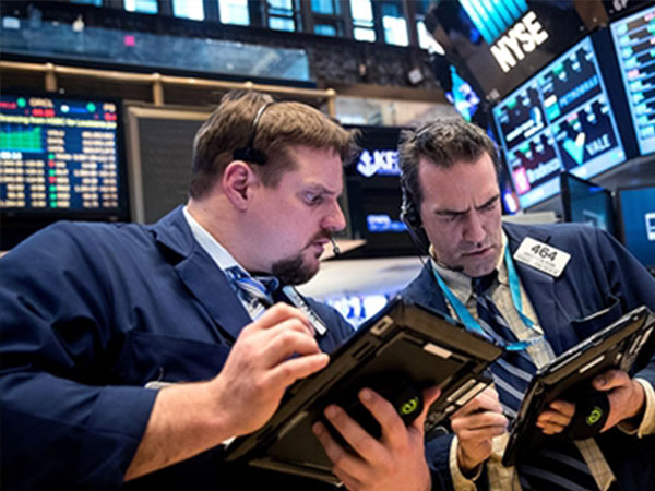 Wall Street lao dốc vì Amazon và Trung Quốc