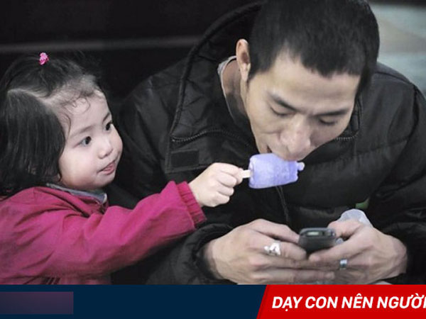 'Bố ơi đừng xem điện thoại thoại nữa': Lời khẩn cầu của con, bố mẹ cần tự vấn lương tâm
