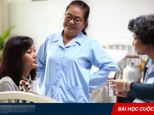 Hết lời khen ngợi con, 2 bà mẹ không ngờ rằng 3 năm sau, họ đối mặt với thực tế đau lòng