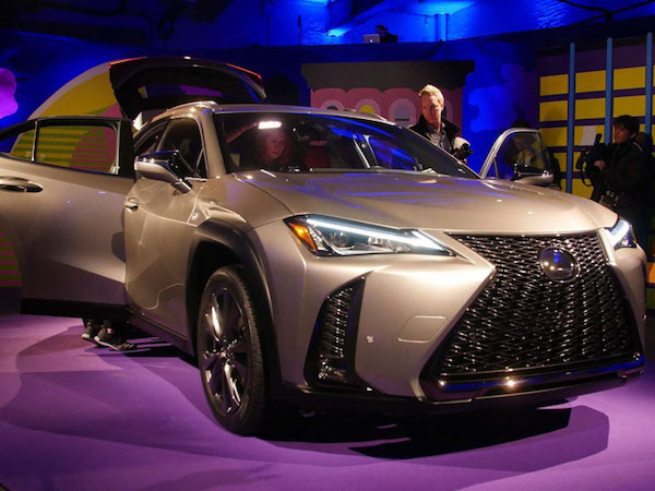 Lexus UX 2018 ra mắt tại Mỹ: Về Việt Nam không dưới 1,8 tỷ đồng