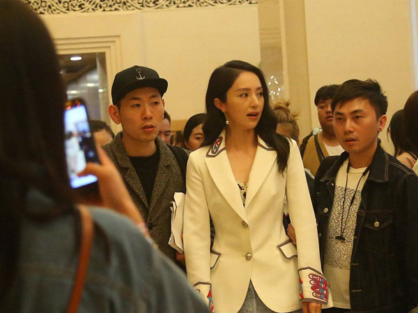 Mỹ nhân Đổng Tuyền lần đầu xuất hiện sang chảnh giữa tâm bão scandal chồng bị bắt vì cưỡng dâm
