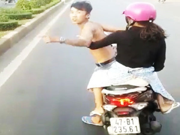 Phạt thanh niên đầu trần chở bạn gái chặn ôtô hơn 6 triệu