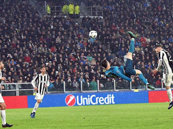 Ronaldo đi vào lịch sử Champions League bằng chuỗi 10 trận lập công