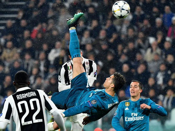 Ronaldo lập siêu phẩm, Real đặt một chân vào bán kết