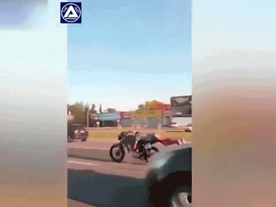Video: Thanh niên nằm sấp lái xe máy ở vận tốc 128 km/h
